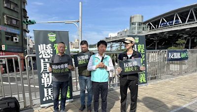 民進黨基隆「反濫權」宣講 罷樑志工也來舉牌