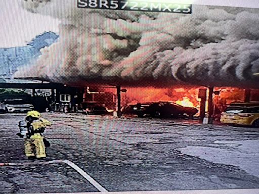 基隆中華路修車廠凌晨大火 機油燒成火球多輛車被毀