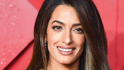 Même sous haute surveillance, Amal Clooney ose la robe d'été colorée et exhibe sa plastique de rêve à 46 ans