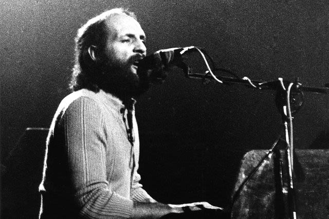 Mike Pinder, founding member and keyboardist of the Moody Blues, dies at 82