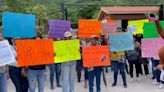Familiares de joven desaparecida se manifiestan en evento de AMLO para pedir ayuda para localizarla