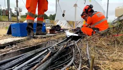 Los técnicos de la SNCF inician las reparaciones tras el sabotaje e incendios provocados en la red ferroviaria francesa