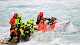 Ascienden a 64 los muertos rescatados tras el naufragio en la costa italiana