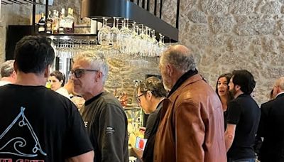 Sergio Dalma disfruta de la tortilla de O Cabo antes de su concierto en A Coruña