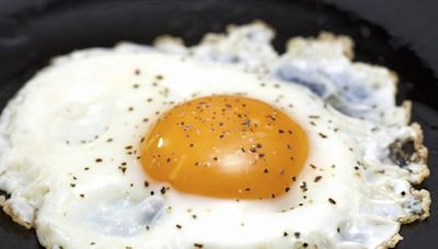 You'll Never Break a Fried Egg Yolk Again With This Genius Tip