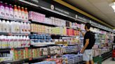 Pese a que cede la inflación en alimentos, Luis Caputo redobla la presión a empresarios