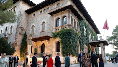 600 invitados, abrazos espontáneos y cena con estrella Michelin: así ha sido la recepción de Felipe VI, la reina Letizia y doña Sofía en Marivent