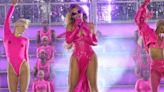 Beyoncé’s Dancer Saves Her From Experiencing A Wardrobe Malfunction On Stage