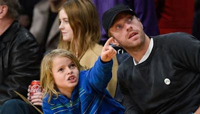 I 18 anni di Moses Martin che è la copia carbone di papà Chris Martin