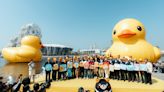 4萬人迎雙黃色小鴨進港！高雄燈會「2024冬日遊樂園」開幕 過年走春來趟打卡小鴨chill行程