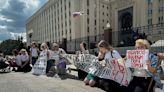 Mujeres de soldados movilizados en Ucrania protestan frente al Ministerio de Defensa en Moscú