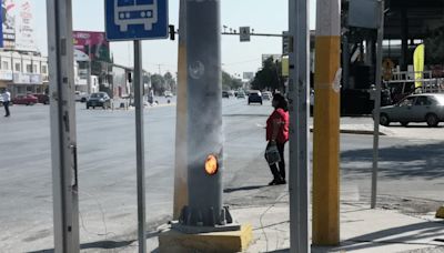 Promoción política provoca incendio en poste de luz entre el bulevar Independencia y Colón