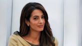 Amal Clooney se equilibra entre advogada internacional e celebridade involuntária