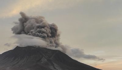 FOTOS: nova erupção do vulcão Ruang, na Indonésia, gera coluna de fumaça com 400 metros de altura | GZH