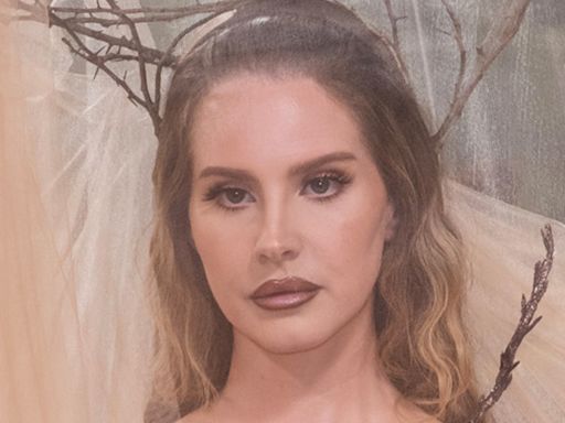 Lana Del Rey's makeup artist uses a $16 liner to create her 'Cinnamon Girl' lip