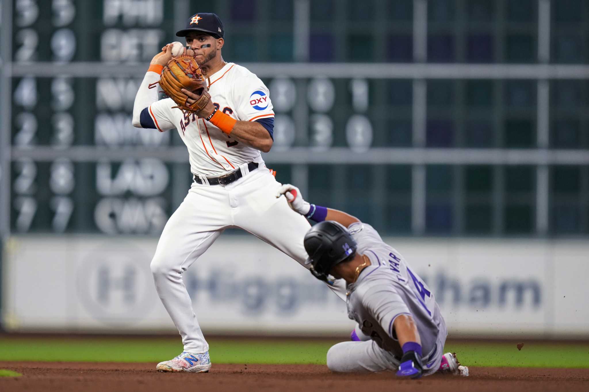 Astros shortstop Jeremy Peña misplays pop fly while taking part in an in-game TV interview