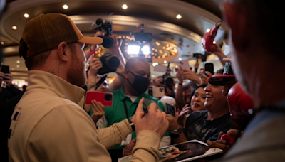 'Canelo' Álvarez y Brandon Moreno se encuentran en Las Vegas y regalan una increíble postal