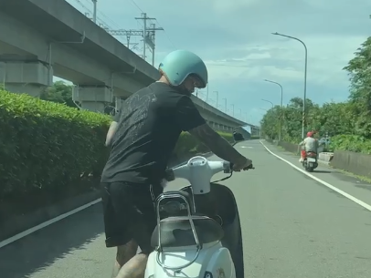 無端龜速擋車！台南機車怪男囂張倒數…「安全帽狂砸車窗恐嚇」 警追究2罪