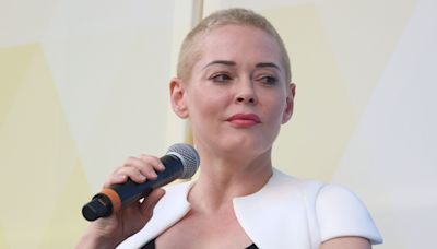 "Je continue à penser que je vais la voir" : Rose McGowan rend un vibrant hommage à Shannen Doherty