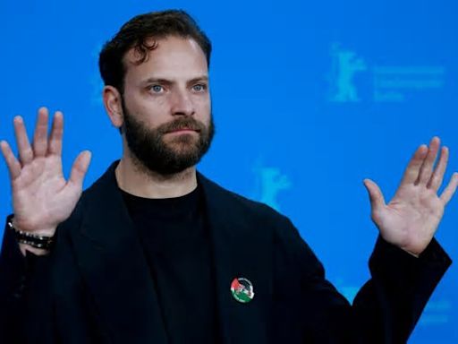 Alessandro Borghi è Rocco Siffredi nella serie biografica | Critiche e grida allo scandalo