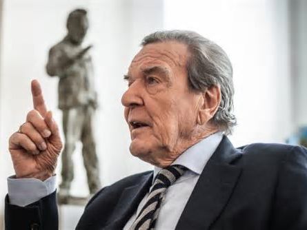 Nur eine von Gysis Fragen bringt Gerhard Schröder auf die Palme