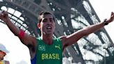 Brasileño Caio Bonfim celebra su medalla