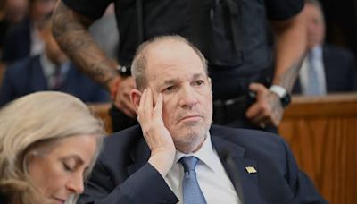 Acusan a Harvey Weinstein de nuevos delitos antes de su juicio en Nueva York