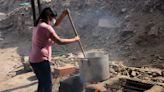 Facing hunger, Peru's poor band together with 'common pots'