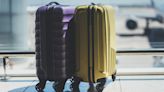 Un español rompe las ruedas de su maleta para que cumpla con las medidas de Ryanair y poder viajar