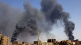 Ataques aéreos atingem Cartum; chefe do Exército retira inimigo de conselho governante do Sudão