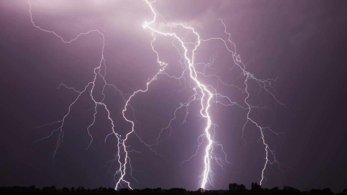 Brief downpours, small hail among possible threats as storms move toward Chicago area