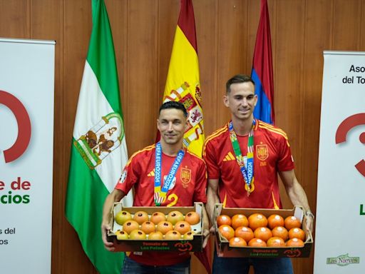 La localidad de Los Palacios, Sevilla, regala a Jesús Navas y Fabián Ruiz...¡su peso en tomates!