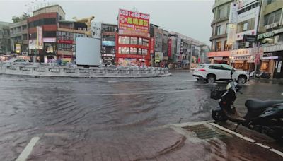 嘉市暴雨水淹過腳踝 中山路圓環成汪洋 積水漫過人行道