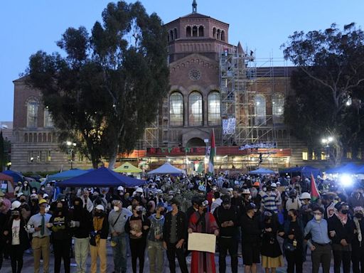 Aumentan los manifestantes propalestinos en la Universidad de California en Los Angeles