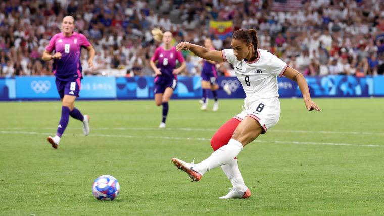 Why does Lynn Williams wear one leg sleeve? How USWNT striker making waves with unique style at Olympics | Sporting News