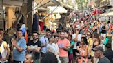 Fãs de Madonna fazem fila em frente à 'loja oficial' da diva pop no Saara, comércio popular do Rio