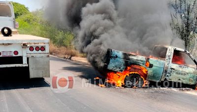 Reportan bloqueos carreteros y quema de vehículos en Tierra Caliente tras operativo