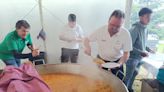 Paellada en Meres, con una multitudinaria comida en el prao de la fiesta de La Virgen de La Cabeza