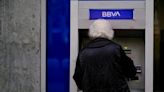 Caso BBVA-Sabadell: qué pasa con las cuentas bancarias e hipotecas si dos bancos se fusionan o hay una opa