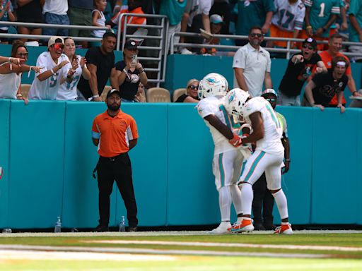 Tyreek Hill hits handcuff celebration after 80-yard touchdown following incident with police before Jaguars game