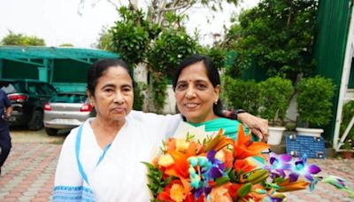 Mamata Banerjee Visits Delhi Chief Minister Arvind Kejriwal's Home, Meets His Wife Sunita - News18