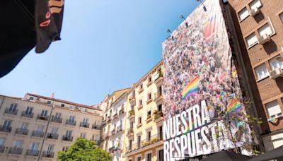 Sumar despliega una lona en Chueca (Madrid) para apoyar los derechos LGTBi frente a la "internacional del odio"