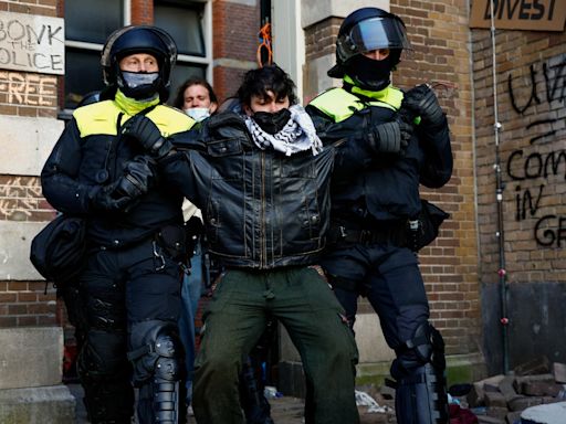 挺巴示威遍布歐洲 荷蘭示威者製路障「阻差辦公」 警入校清場