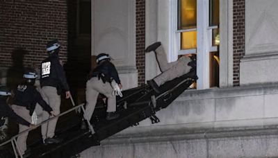 Columbia University, così la polizia (con un veicolo speciale) è entrata dalla finestra per arrestare i manifestanti pro Gaza