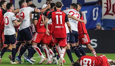 El audio del VAR de la jugada que desató un escándalo en Nacional-River Plate: por qué el árbitro no sacó ninguna tarjeta roja