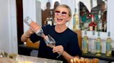 En fotos: de la experiencia bartender de Cameron Diaz a las bombas de tinta que recibió Jennifer Aniston en las calles de Nueva York