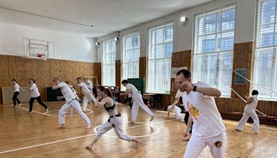 Capoeira vira terapia antiestresse para ucranianos em meio à guerra