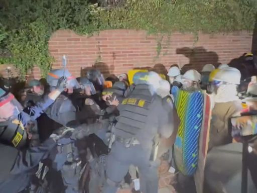 美國警方進入加州大學洛杉磯分校清場 引發衝突