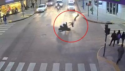 Video: un peatón voló por el aire tras ser chocado por una moto en Tucumán