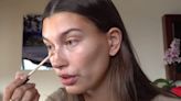 Hailey Bieber revela su rutina de maquillaje para una piel perfecta de verano